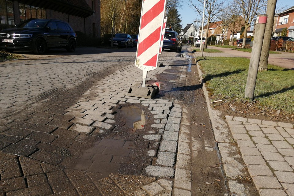 De rijweg is deels afgesloten om verdere schade aan het wegdek te voorkomen.