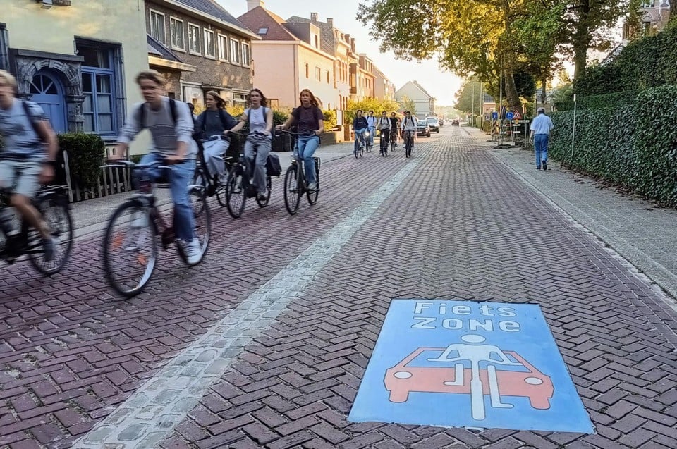 De fietszone in de Heuvelstraat maakt deel uit van het fietsnetwerk richting het Sint-Gabriëlcollege.