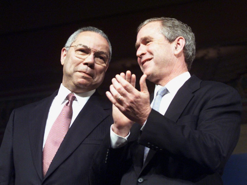 Colin Powell (links) en voormalige Amerikaans president George W. Bush. 