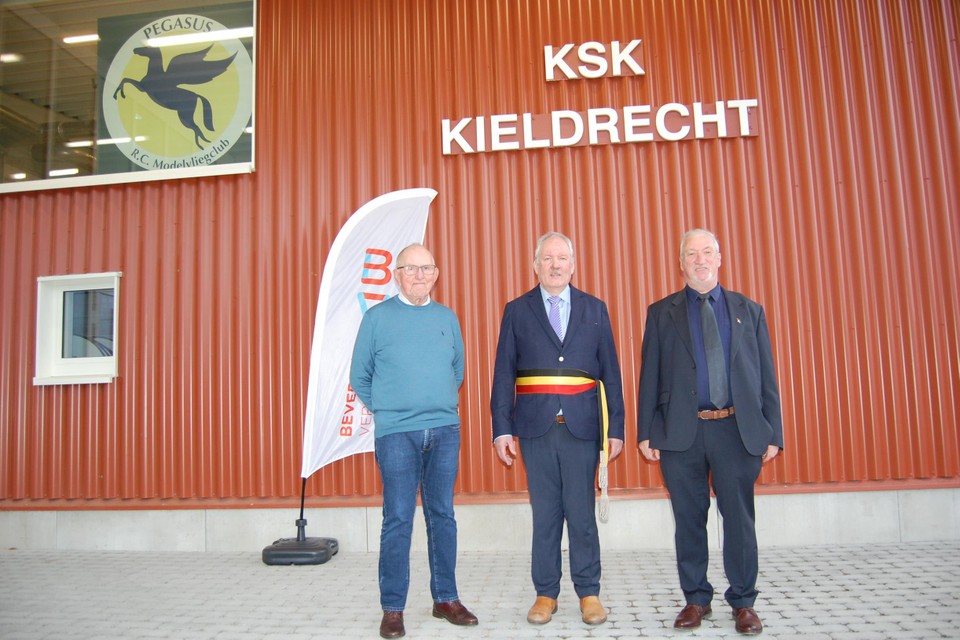 Voorzitter van modelvliegclub Pegasus Paul Vennen, burgemeester Marc Van de Vijver en voorzitter van KSK Kieldrecht Patrick Schiettecatte stellen het nieuwe stadion voor.