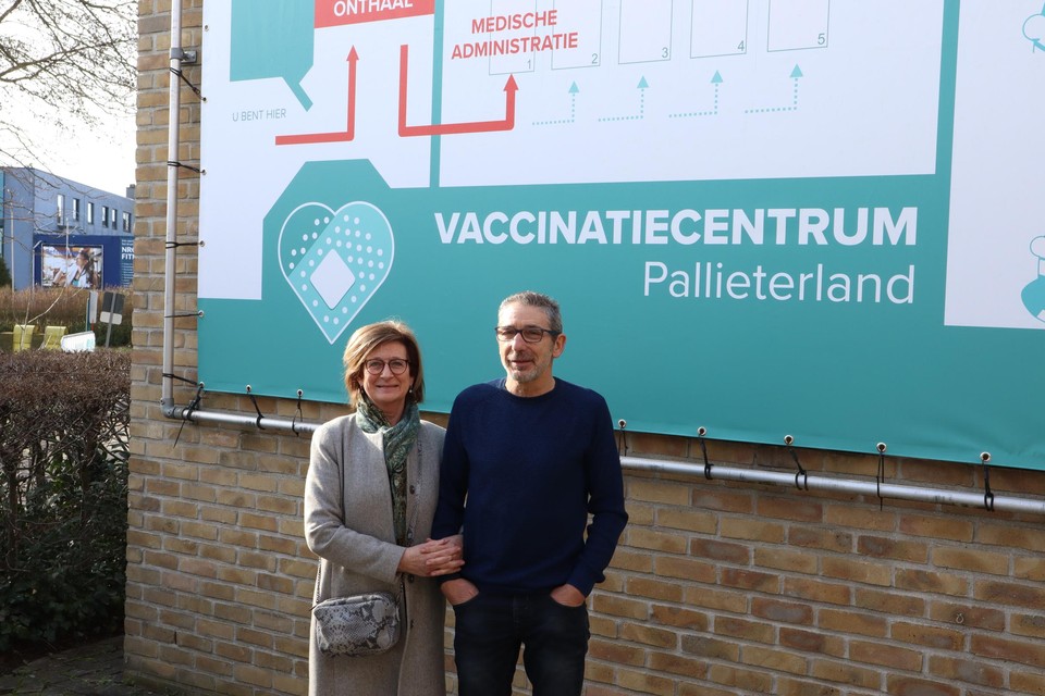Denise Weyers en Danny Coremans van LBS Beveiliging staan aan vaccinatiecentrum Pallieterland.