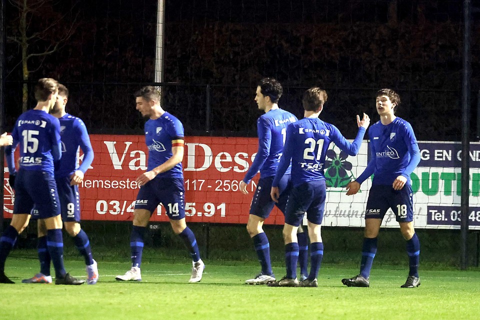 Ploegmaats feliciteren Mattéo Dejonghe (rechts) na het maken van het openingsdoelpunt.