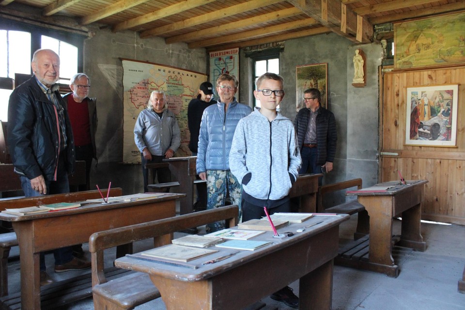 Thijs Van de Weyer (vooraan) kijkt zich de ogen uit in het oude klaslokaal. 