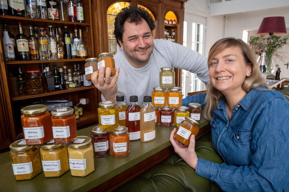 Dave en Jessica Wouters met hun “potjes vol ambachtelijke liefde”.