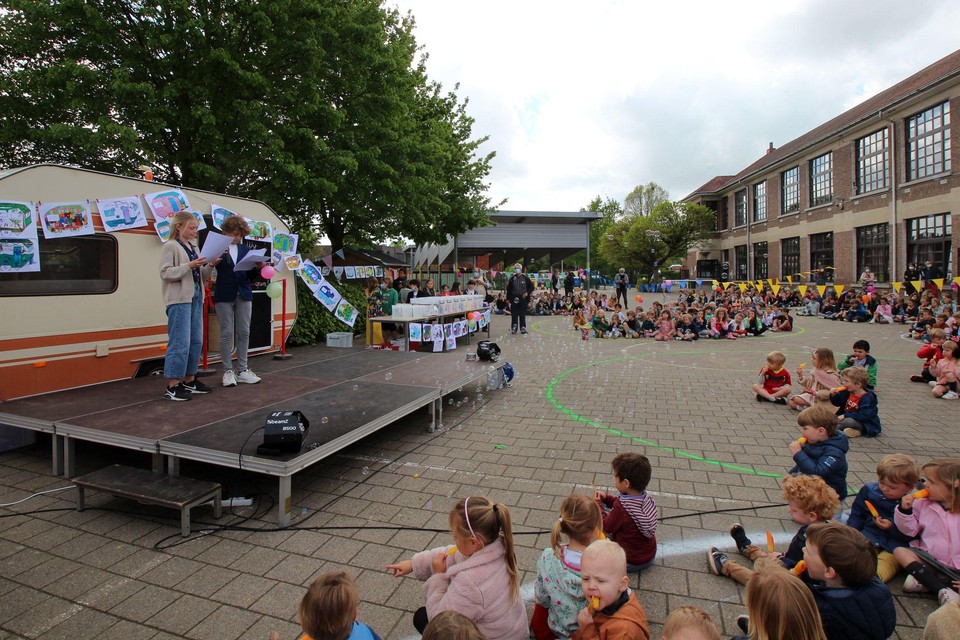 Nette en Lenn van de leerlingenraad stellen de Rodenbachcaravan voor.