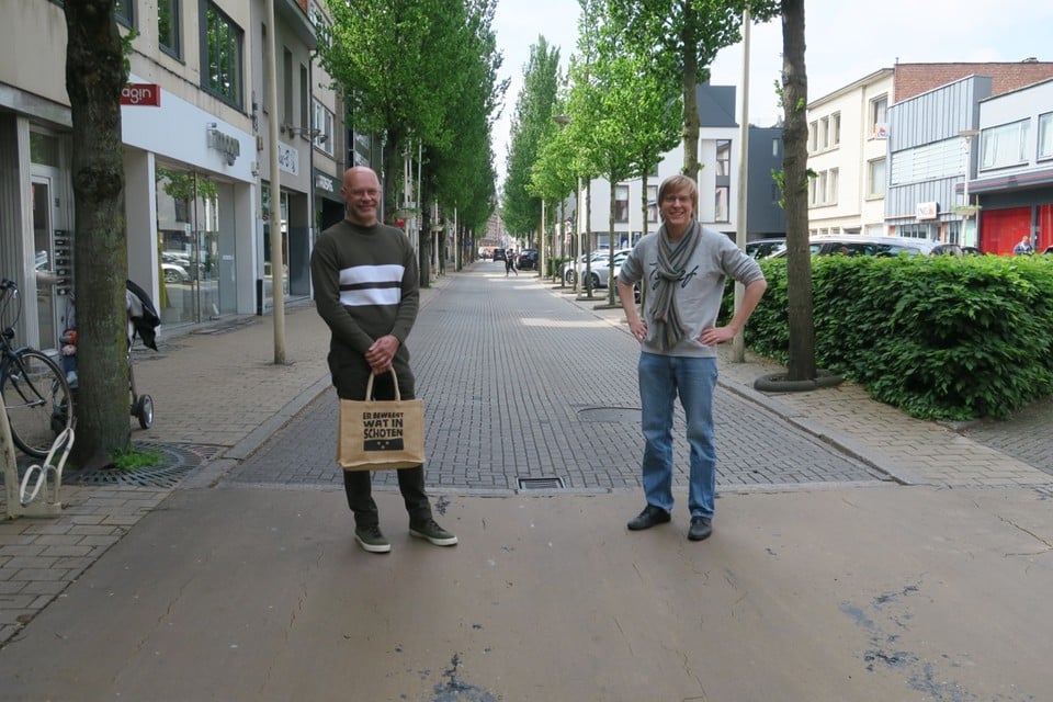 CD&V-gemeenteraadsleden Erik Block en Dieter Peeters oefenen alvast op winkelen in een autovrije Paalstraat . “De maatregel mag van ons ook na de coronacrisis gehandhaafd blijven”, aldus de twee, daarin bijgetreden door de collega’s van Groen. 
