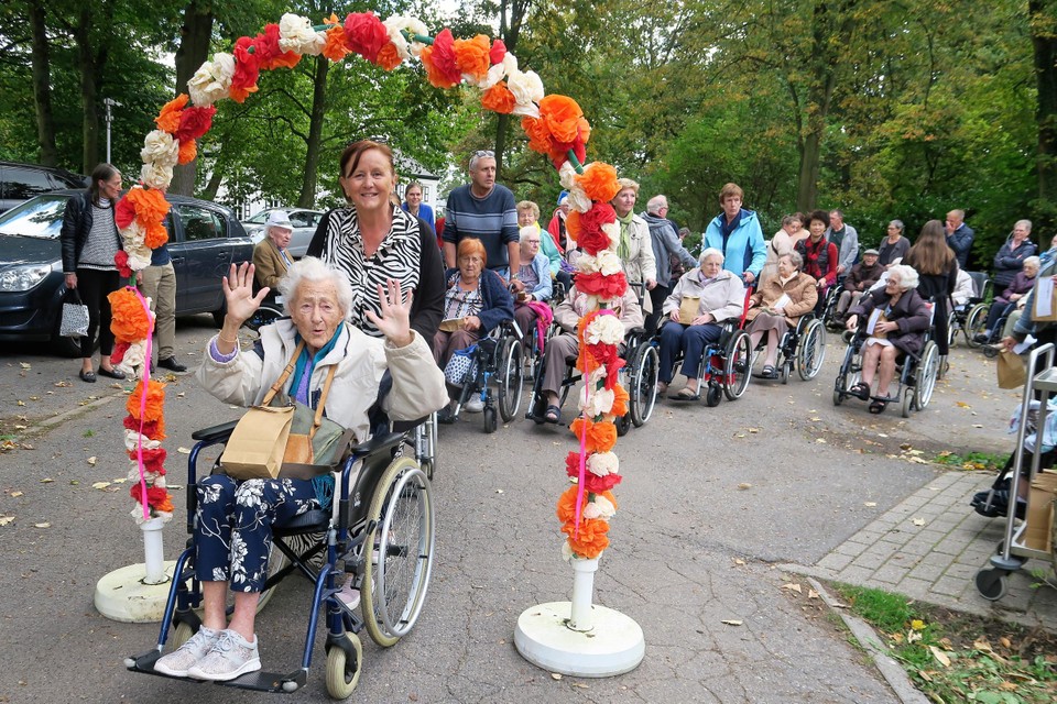 Wommelgheem-directeur Krystyna Van Eyndhoven met de honderdjarige Elvira Van Crom.  