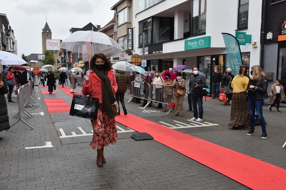 De lange rode loper uit de Boomstraat wordt vervangen door de korte aan het Cardijnplein.