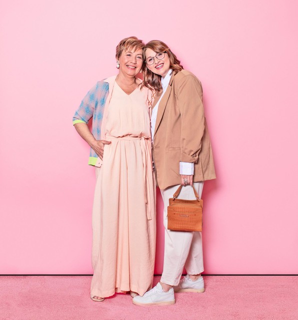 Hanne (rechts): Broek Julia June, 199 euro. Hemd Just in Case, 155 euro. Blazer Kocca 65 euro. Ring Laurence Delvallez 45 euro. Sneakers Diadora 180 euro. Carine (links): Broekpak Wright, 395 euro. Cardigan Just In Case, 140 euro. Muiltjes Eliza, 199 euro. Handtas Clio Goldbrenner, 450 euro. Oorbellen, Laurence Delvallez 119 euro.