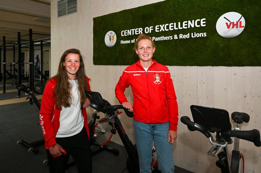 Red Panthers Emma Puvrez (23) en Elodie Picard (23): “Het is handig dat we hier ruimte hebben om te studeren tussen de trainingen.”