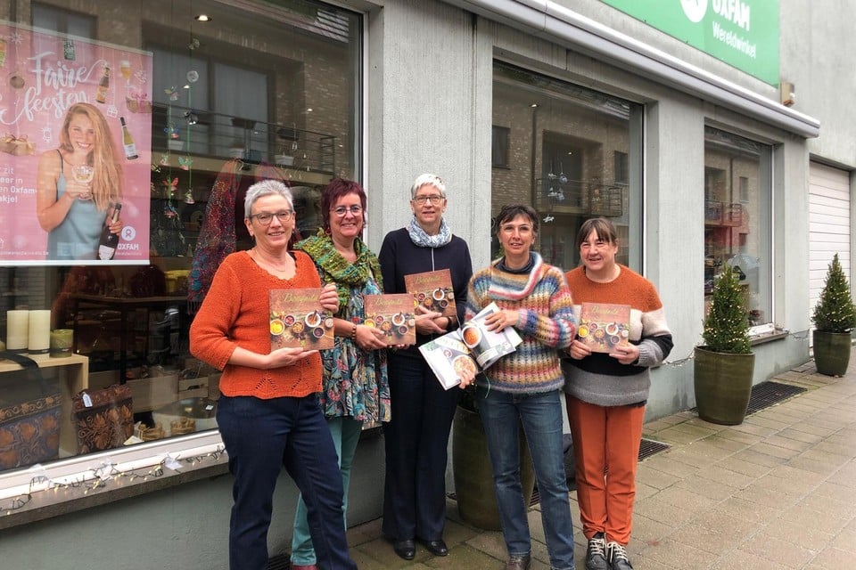 Paula Van Deun, Diane Leys, Gonnie der Kinderen, Griet Verwaest en Bie Jespers van Oxfam-Wereldwinkel Kasterlee-Lichtaart-Tielen presenteren hun eigen kookboek met eerlijke recepten.