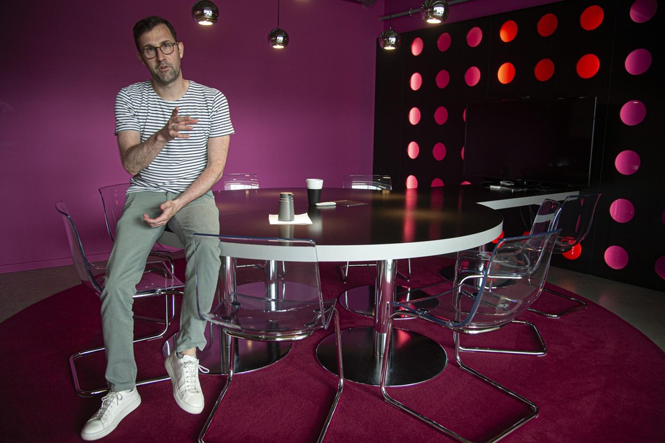 Pieter Janssens in een van de twaalf vergaderlokalen, deze is ingericht met als thema disco.