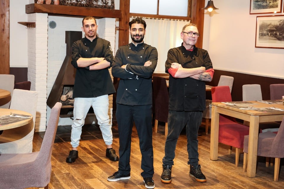 Het loyale keukenteam blijft tot het einde pal staan: Waïs Noori, Damir Amzic en chef Erik Drossart. 