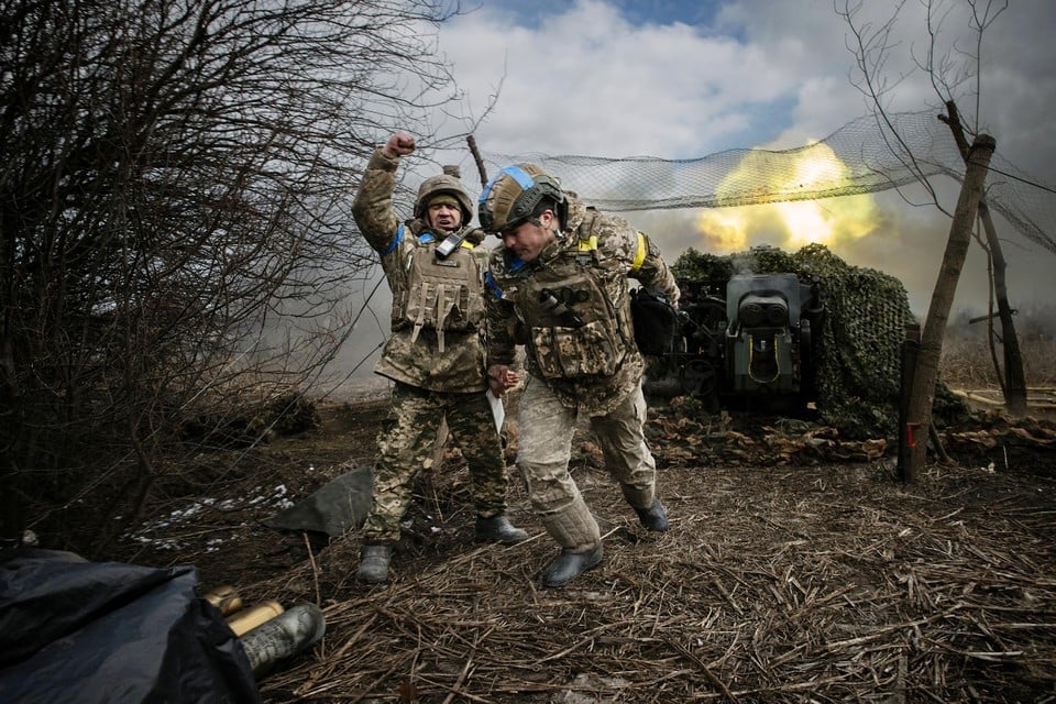 Oekraïense militairen vuren met een houwitser in de Donbas.