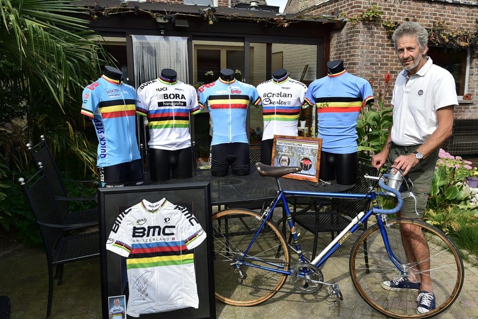 Paul Mortelmans bij de truitjes die hij wist te bemachtigen van bekende wereldkampioenen, onder wie Boonen, Sagan, Evenepoel, Van Aert, Van Looy en Philippe Gilbert.