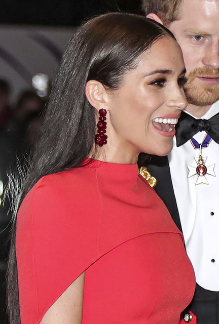 Meghan Markle met rode oorbellen van de ontwerpster
