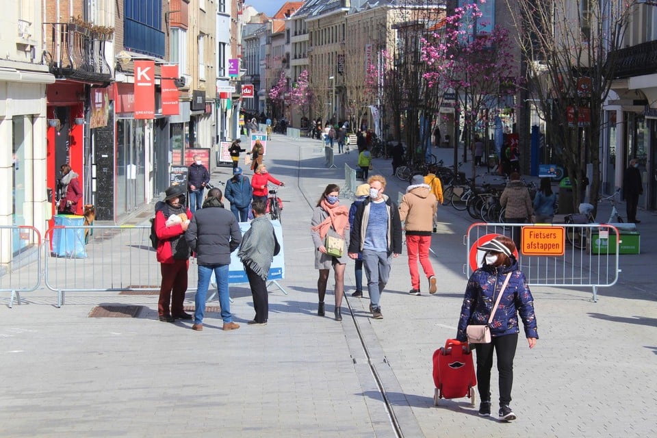 De dief sloeg toe in verschillende winkels in de Bruul in Mechelen.