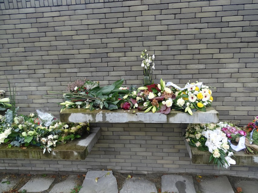 De bloementafels, waar bloemen van verschillende overleden bijeen worden gelegd. 