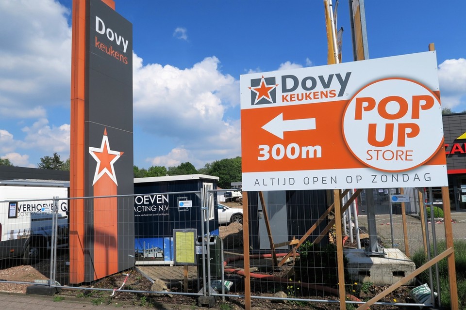 De werken zijn volop bezig en werden als gevolg van de coronacrisis maar even onderbroken. Begin 2021 moet de flagshipstore van Dovy Keukens klaar zijn voor opening.