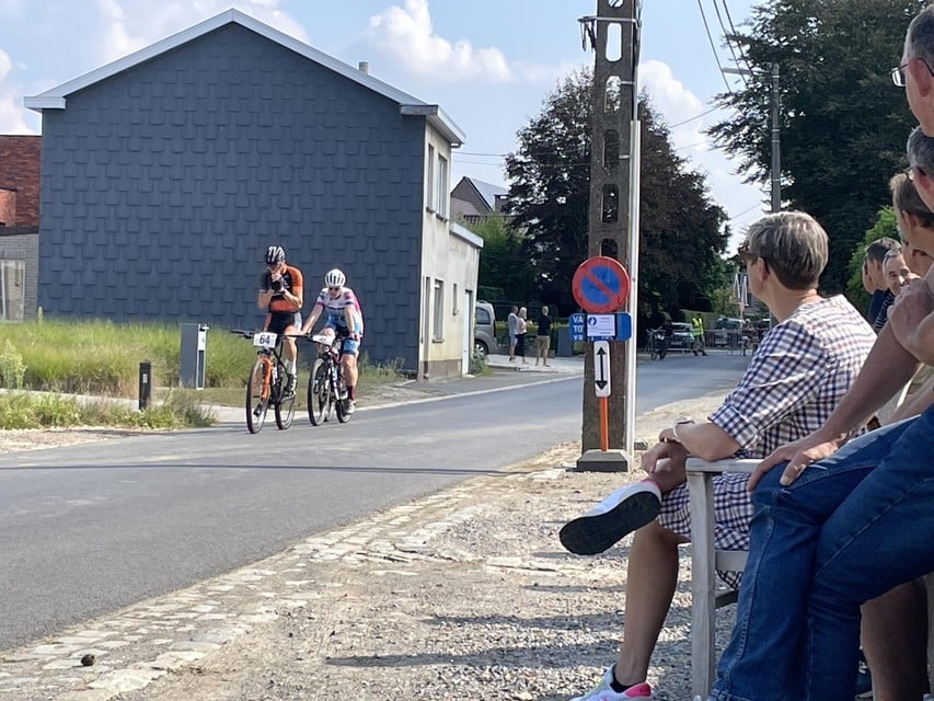 Een aantal buurtbewoners nestelt zich gezellig langs het parcours.