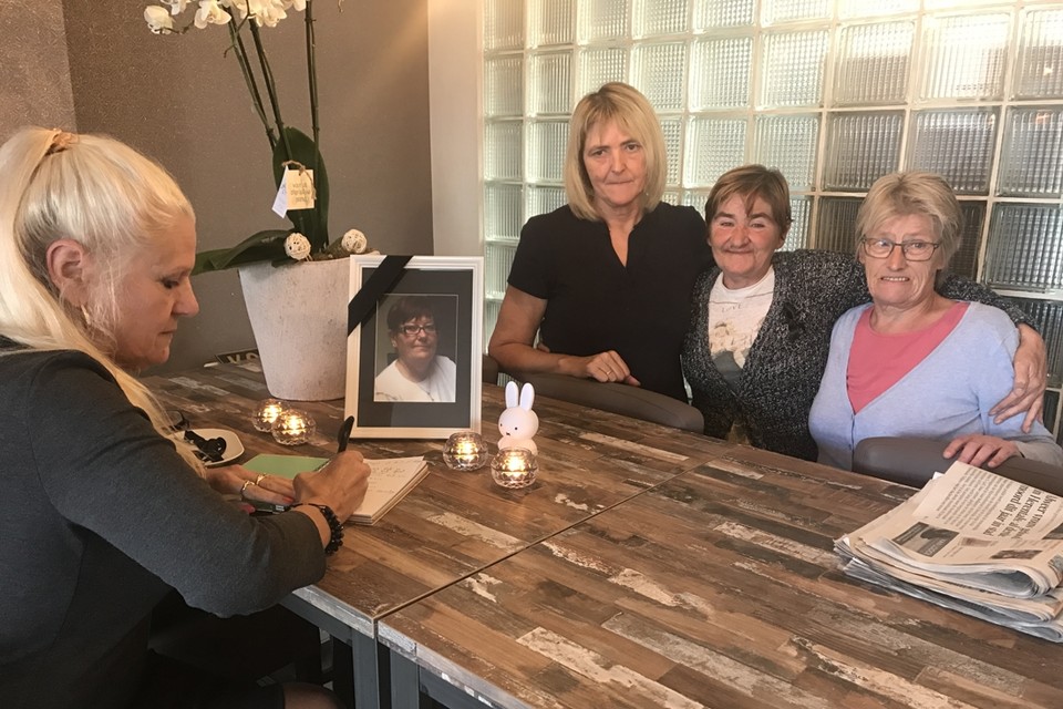 Vier vriendinnen van Sonja rouwen en tekenen het rouwregister dat bij haar foto in koffiehuis Koffie en Co aan het station in Herentals ligt. 