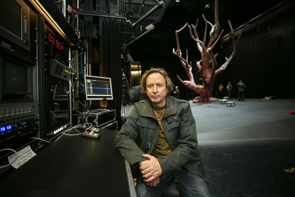 Jurgen Baert, hoofd van het decoratelier van Opera Ballet Vlaanderen: “Er is een hydraulisch systeem ontworpen, zodat de boom niet door het podium zou zakken.”