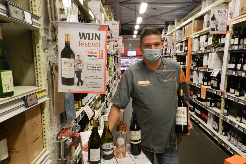 Tom Lenaerts in zijn natuurlijke habitat, de wijnafdeling van de Colruyt in Hoogstraten.