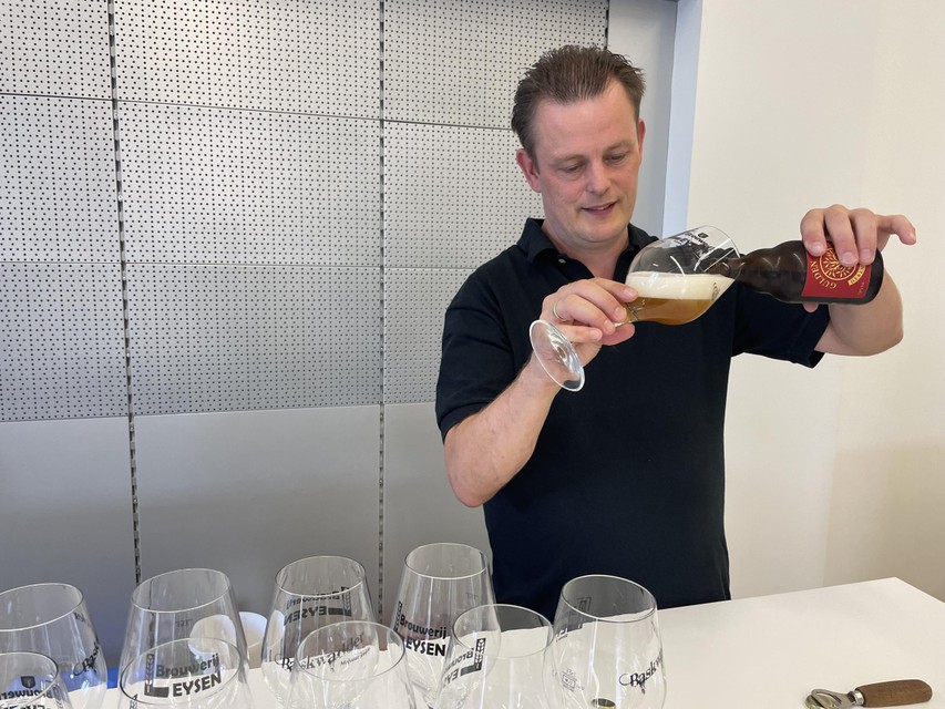 Jorge Leysen van Brouwerij Leysen brouwde speciaal voor het Heemfeest een nieuw Herentals biertje op basis van haagbeukbladeren.  