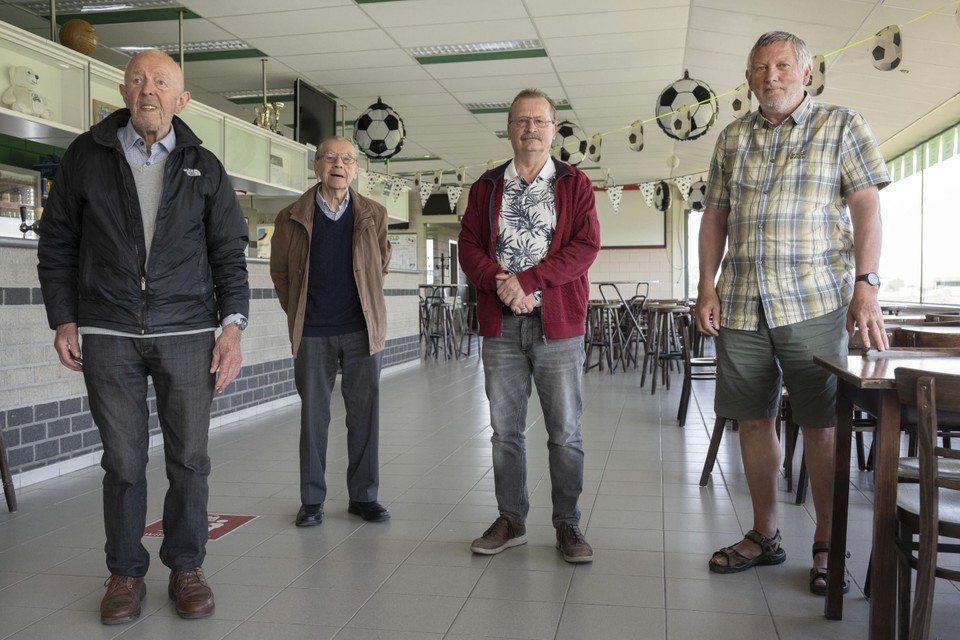 Frans Jochems, Louis Koyen, Karel Koyen en Jos Hendrickx zijn fier op de weg die MVV de voorbije vijftig jaar aflegde. 