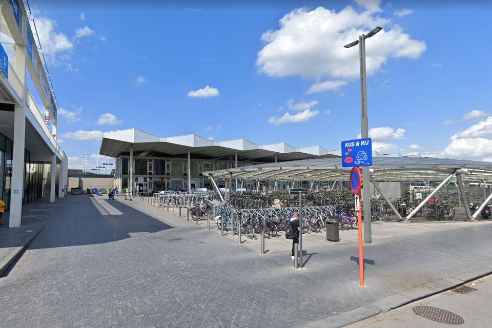 Open fietsenstallingen aan het station van Sint-Niklaas. 