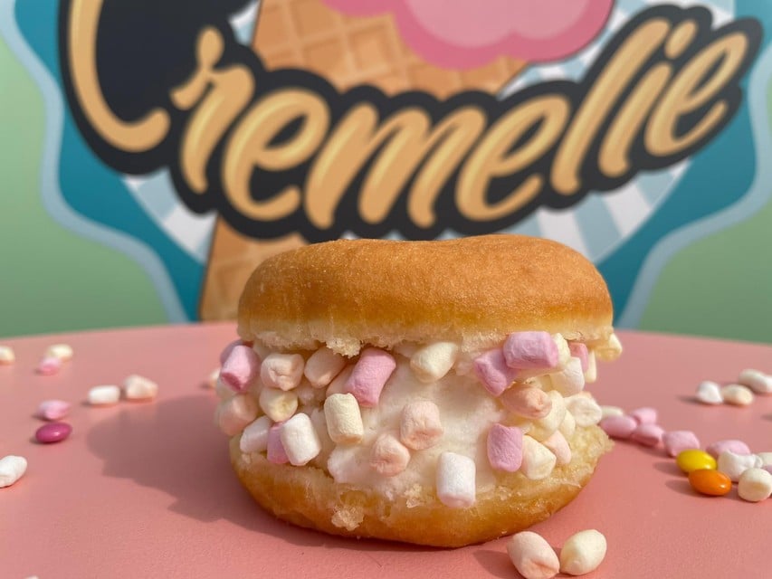 De huisspecialiteit van Cremelie: een verse donut gevuld met artisanaal bereid roomijs en versierd met marshmallows, smarties, discospikkels of chocoladedruppels.