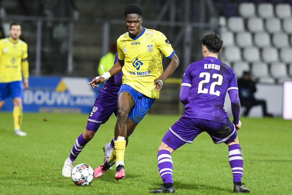 “Ik denk wel dat hij ermee bezig is”, schat coach De Decker in. Thierno Barry (midden) leeft van de doelpunten en ziet soms alleen de goal staan, maar daar mag hij zich niet in verliezen volgens de T1.