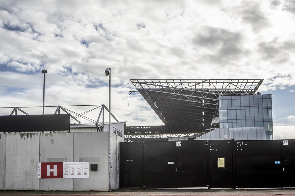 Stormschade aan het dak van het Bosuilstadion.