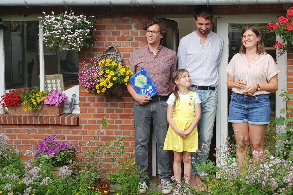 Erik Helderweert met Lena (7), broer Wim en illustrator Lise Leonard bij de voorstelling van ‘Lena en het goud’.