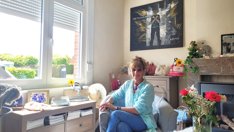 Linda Fransen tussen haar handwerk, met achter haar een schilderij van haar zoon Jurgen, een metalfan, die ze verloor bij een ongeval.