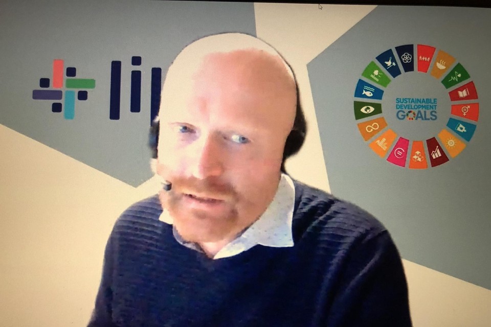 Schepen Luc De Backer (Groen) tijdens de laatste onlinegemeenteraad van Lille. De schepen gebruikte, net als de burgemeester, het logo van Lille als achtergrond.