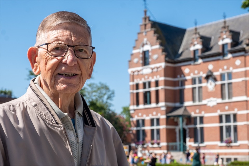Onze reporter in Niel, Paul Van Roy, bij het gemeentehuis.