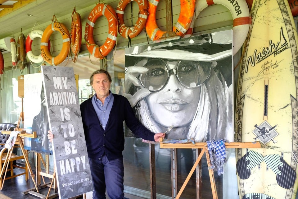 Peter Engels in zijn atelier met de quote die bewaard bleef.