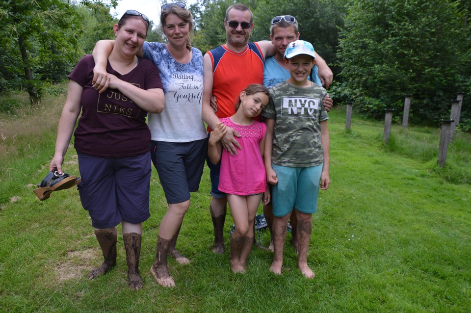 Daisy Verschueren (links) nodigde familie uit voor een middagje blotevoetenpad.