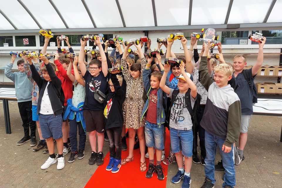 De deelnemers aan het robotkamp creëerden zelf met behulp van mechanica en elektronica hun eigen stuk speelgoed: een zelfrijdende robotwagen. Wordt vervolgd op 1 september in het Sint-Jozefinstituut