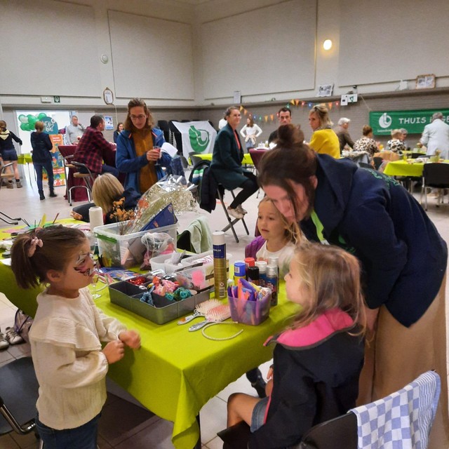 Kinderen lieten zich grimeren en hun kapsel een nieuwe look geven op het feest van de Gezinsbond in Tielen.
