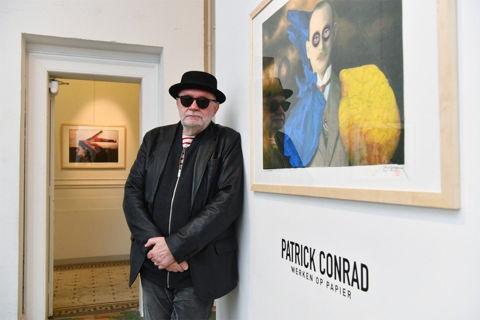 Patrick Conrad met een elegante pork pie hat in galerie Verbeeck-Van Dyck.