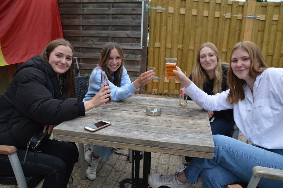Vega (17), Jill (18), Elena (17) en Lien (17) drinken nu iets in ’t Hofke en gaan vanavond samen uit in Beerse.