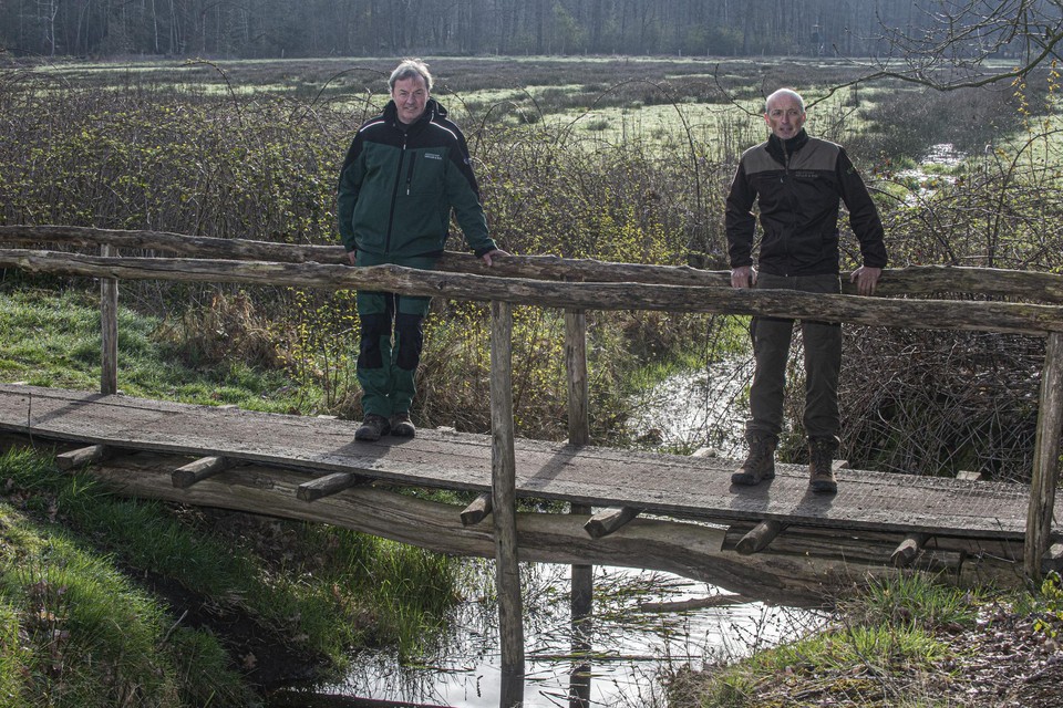 De smalle bruggetjes zijn gemaakt van eik en acaciahout uit eigen bos.