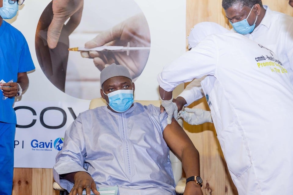 “Het zou onethisch zijn in pakweg Gambia (op de foto president Adama Barrow) nog wetenschappelijke proeven te doen met placebo-vaccins.” 