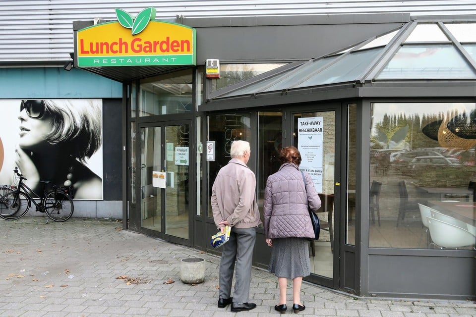 Onder meer deze Lunch Garden bij de Carrefour aan de Bredabaan in Schoten blijft open als afhaalrestaurant. 