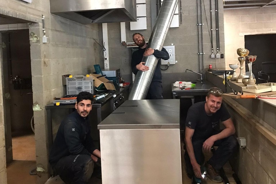 Ali, Matthias en Danny offeren een recupdag op om gratis een keuken van Van Riel Grootkeukens te plaatsen in de sporthal van Prayon. 