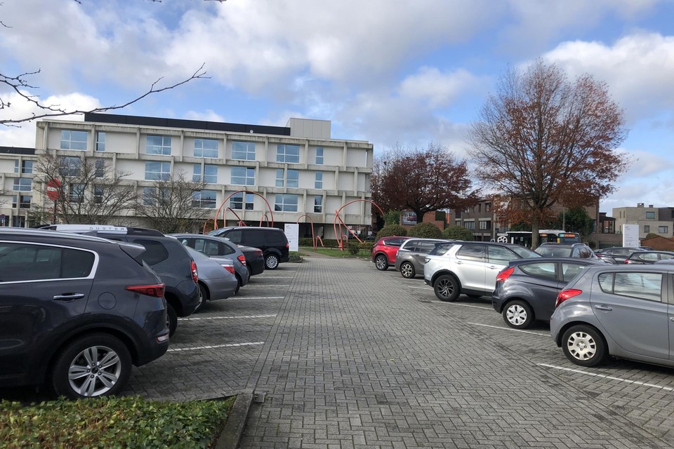 Op de parking van het woonzorgcentrum in de Albert Van Dyckstraat in Turnhout kwam eind maart een grootschalige handel in cannabis aan het licht. 