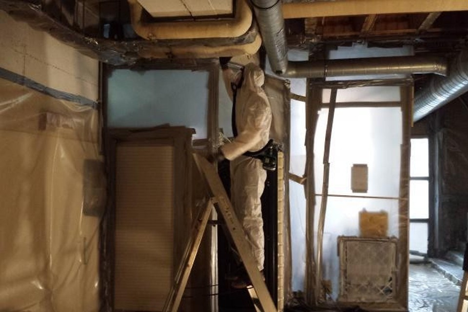 Niet-hechtgebonden asbest in vloerbedekking en leidingisolatie mag enkel door een erkende asbestverwijderaar worden verwijderd. 