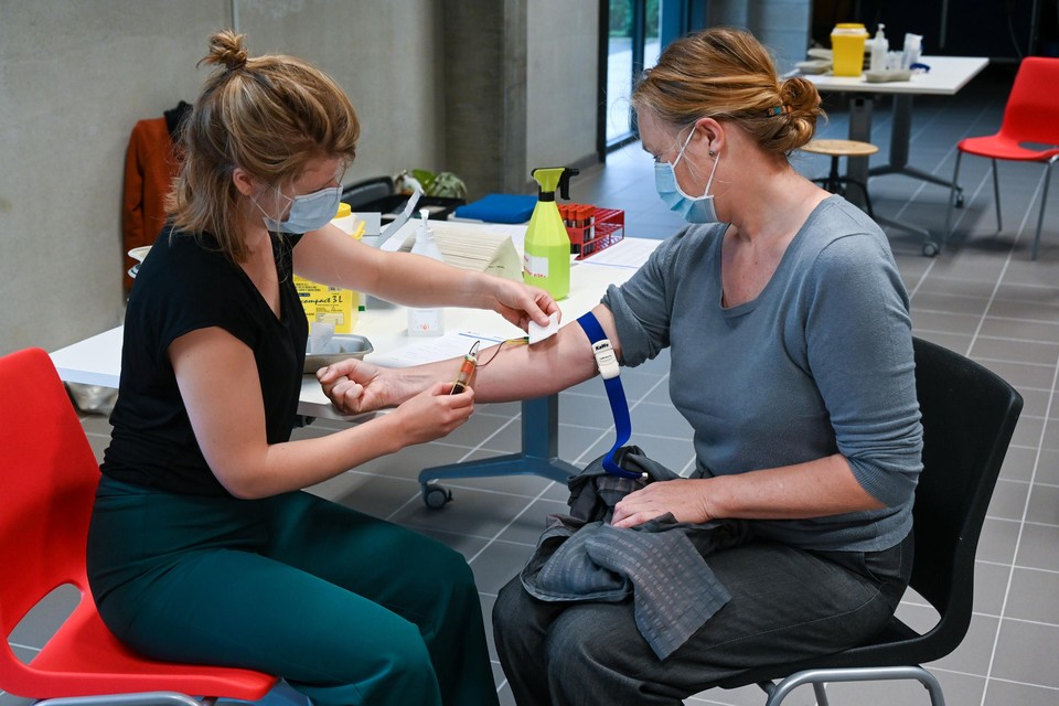 De eerste Zwijndrechtenaars kwamen hun bloed doneren om te kijken of er PFOS in zit. Ook enkele Beveraars willen zich laten testen.